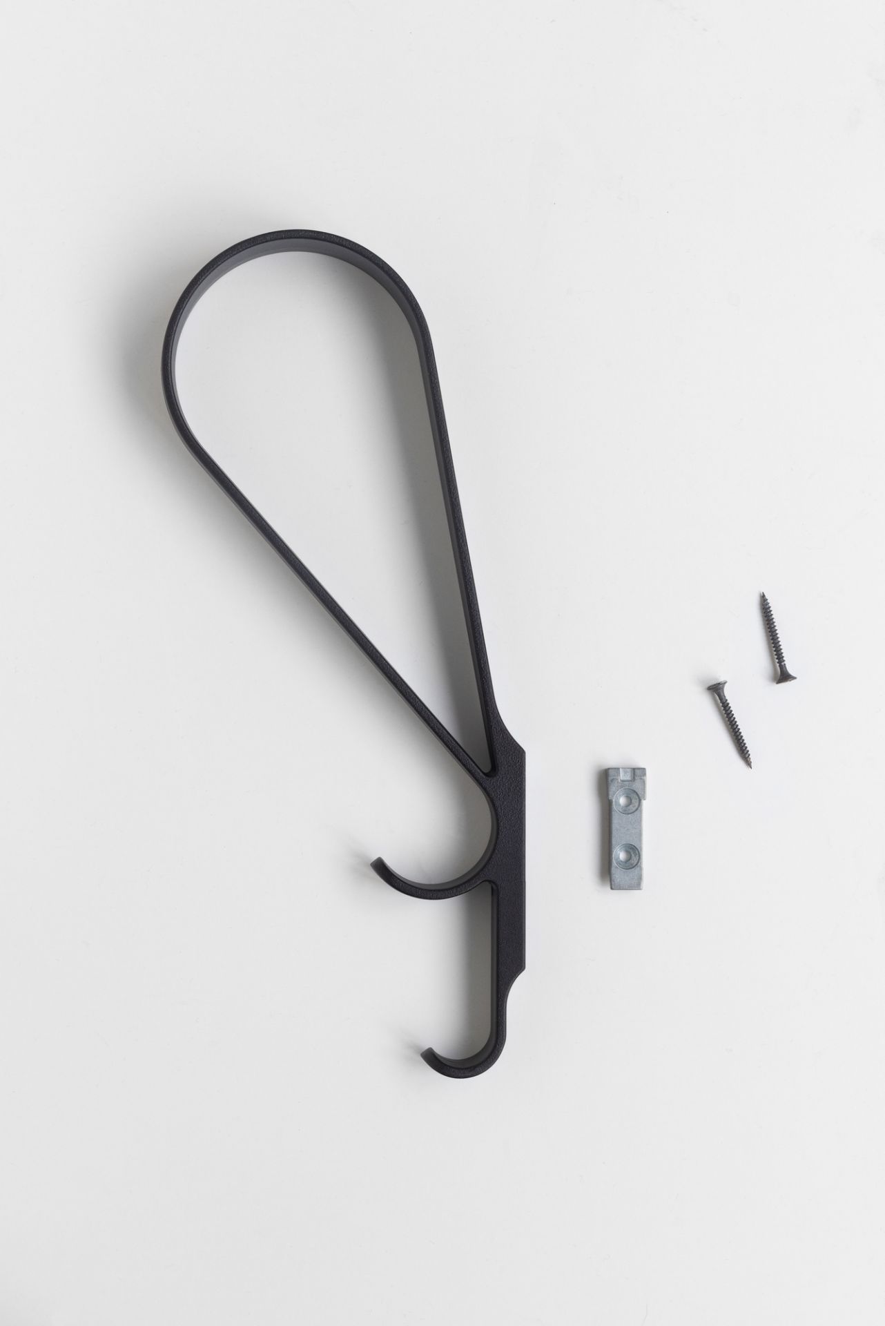 Schwarzer Tupla Wandhaken von Artek mit Montageplatte und Schrauben auf weißem Hintergrund, Top-Ansicht.