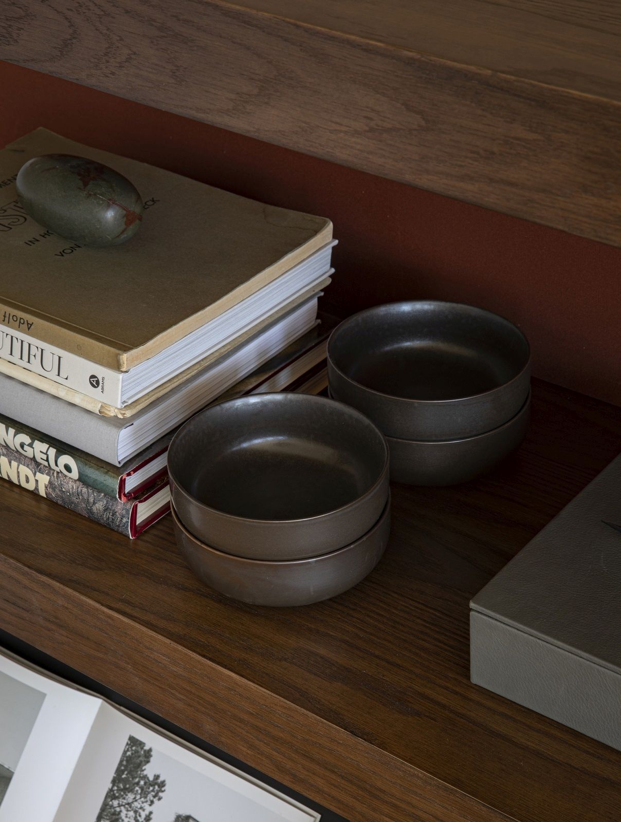 Detailaufnahme von Audo Copenhagen Zet Storage System Regal mit Büchern und Schalen.
