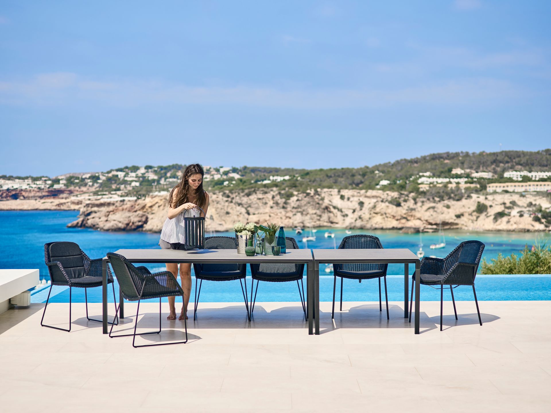 Cane-Line Pure Outdoor Esstisch mit Stühlen am Pool, moderner Gartentisch für Terrasse.