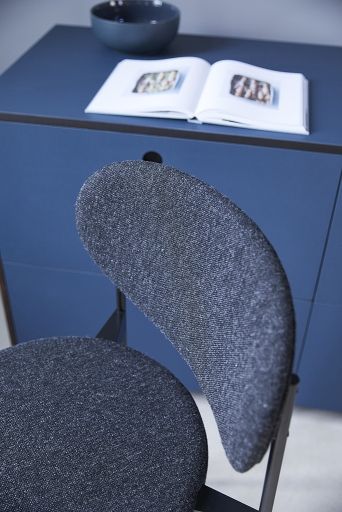 Detailaufnahme des Series 430 Barhockers von Verpan in Schwarz mit Remix 123 Bezug.