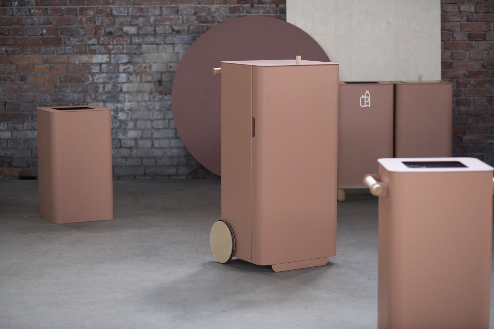 Arkityp Bin Mülleimer für Mülltrennung in Rosa, verschiedene Größen und Ausführungen im Raum.