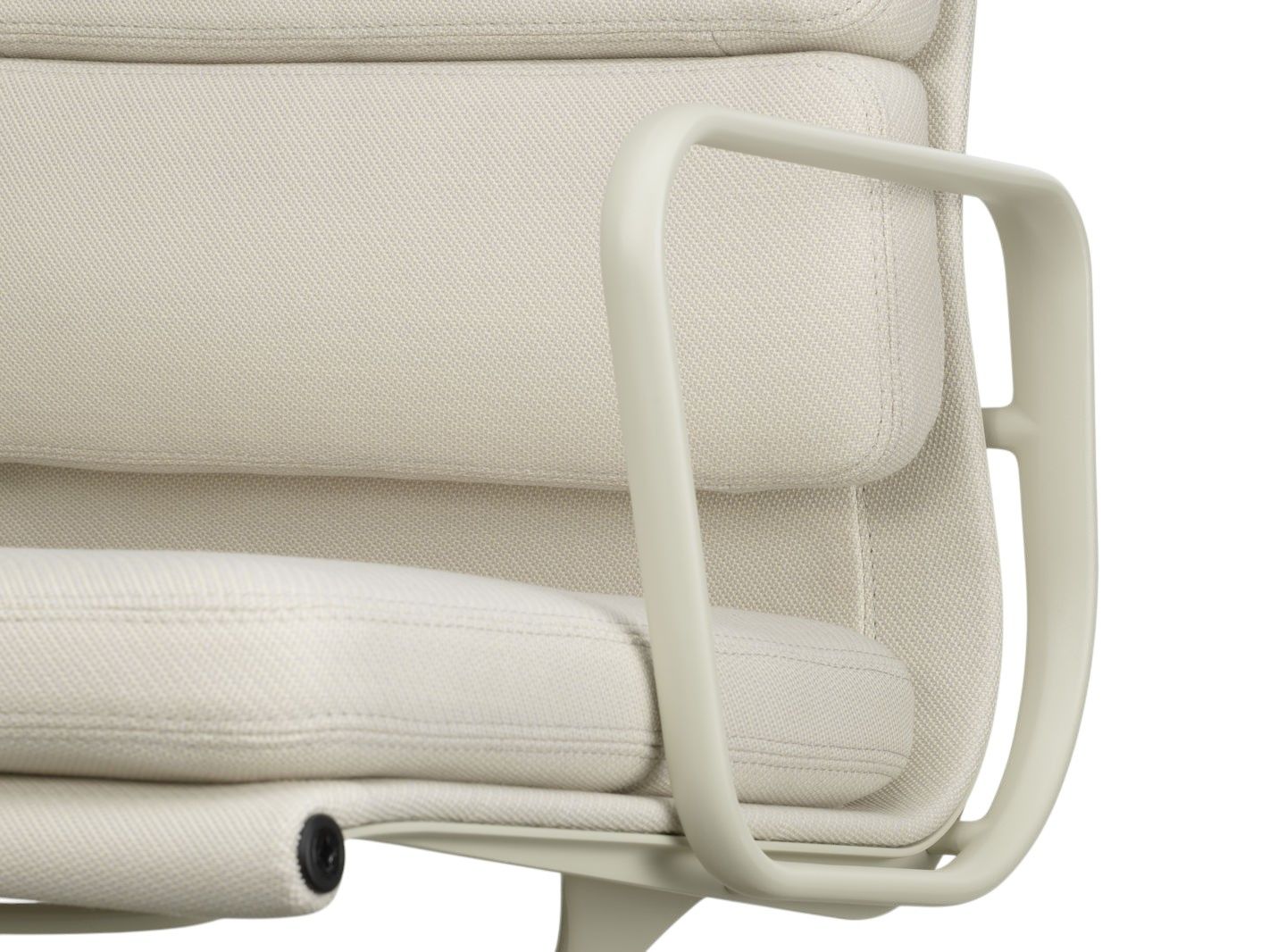 Detailaufnahme des Soft Pad Chair EA 208 von Vitra in Beige, Armlehne und Polsterung.