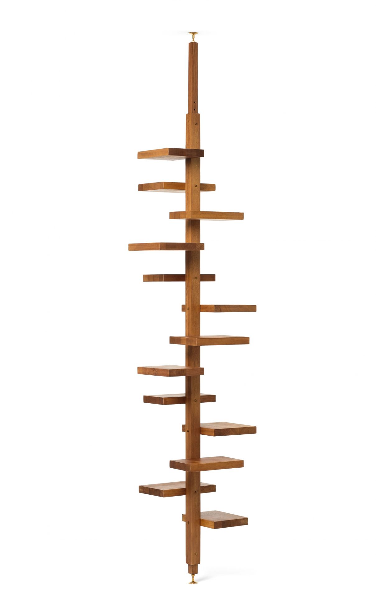 Adelaide Holzregal von Mogg, freistehendes Bücherregal aus Holz mit unregelmäßigen Regalböden.