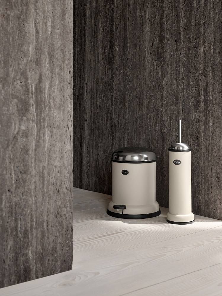 Beiger Vipp Treteimer 4 Liter mit passender WC-Bürste vor einer dunklen Wand.