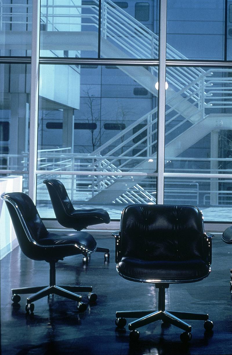 Schwarzer Pollock Executive Drehstuhl von Knoll International mit Armlehnen, Bürostuhl, Ledersessel und Chromfuß.