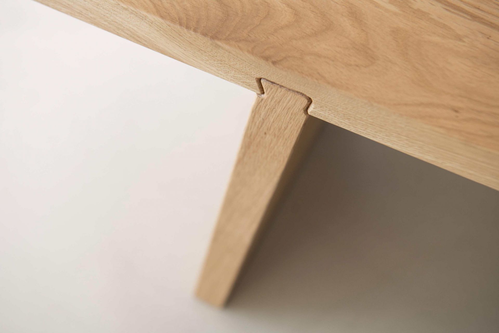 Detailaufnahme der Dovetail Bench Bank mit Fokus auf die hochwertige Holzverbindung und das minimalistische Design.