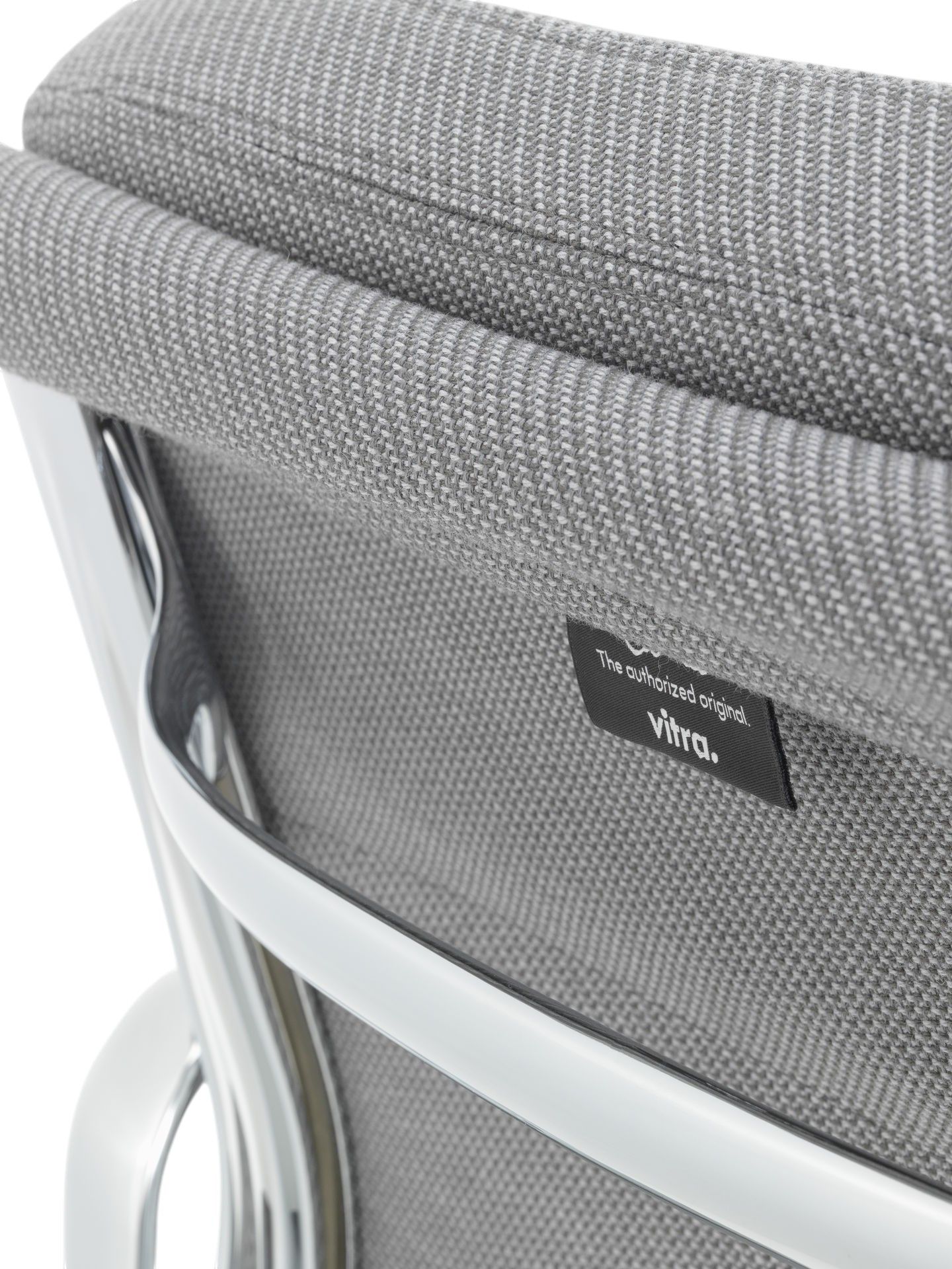 Detailaufnahme der Rückenlehne vom Vitra Soft Pad Chair EA207 mit grauem Stoffbezug und Chromgestell.