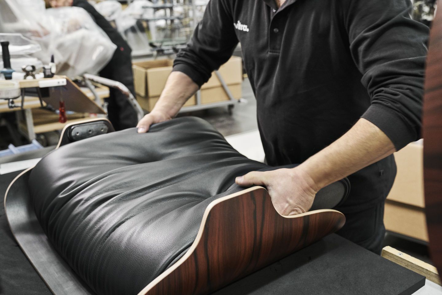 Eames Lounge Chair Leder Palisander: Detailaufnahme der Montage des Premium Sessels von Vitra.
