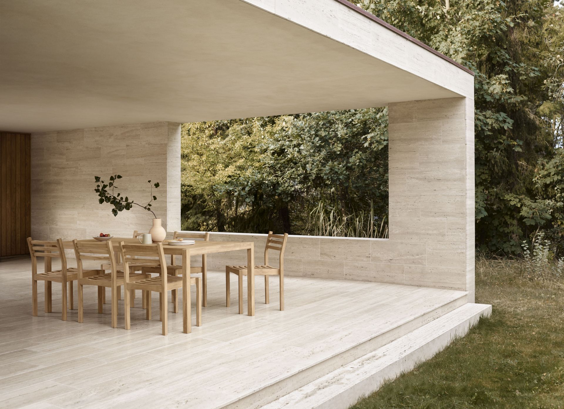 AH501 Stuhl Teak Outdoor von Carl Hansen & Søn an Esstisch auf Terrasse.