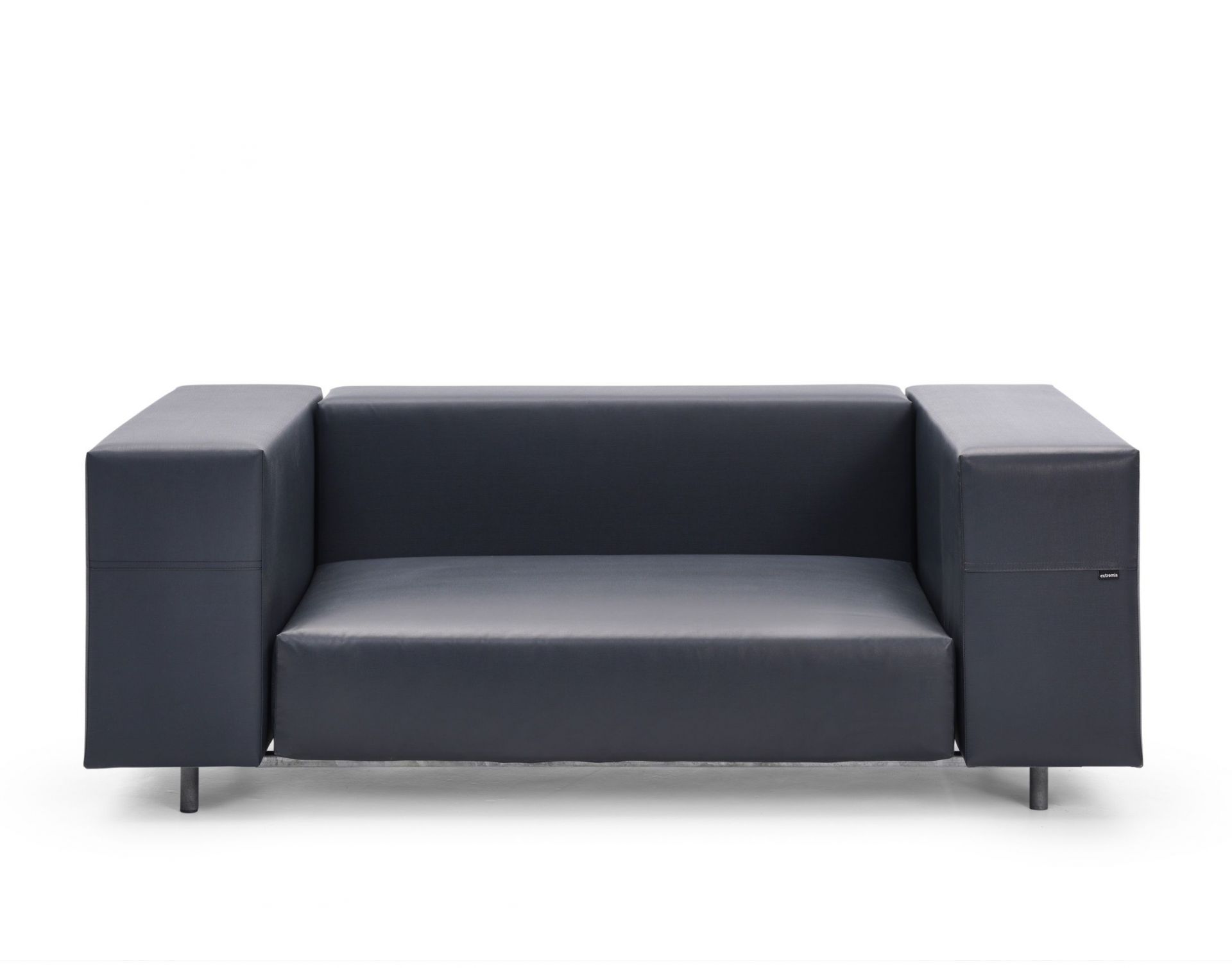 Walrus Outdoor Club Chair Sessel von Extremis, modernes graues Zweiersofa für den Garten.