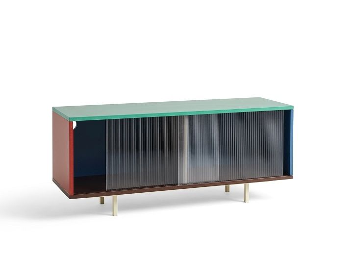 Colour Cabinet Sideboard von Hay mit Glasschiebetüren und farbiger Gestaltung.
