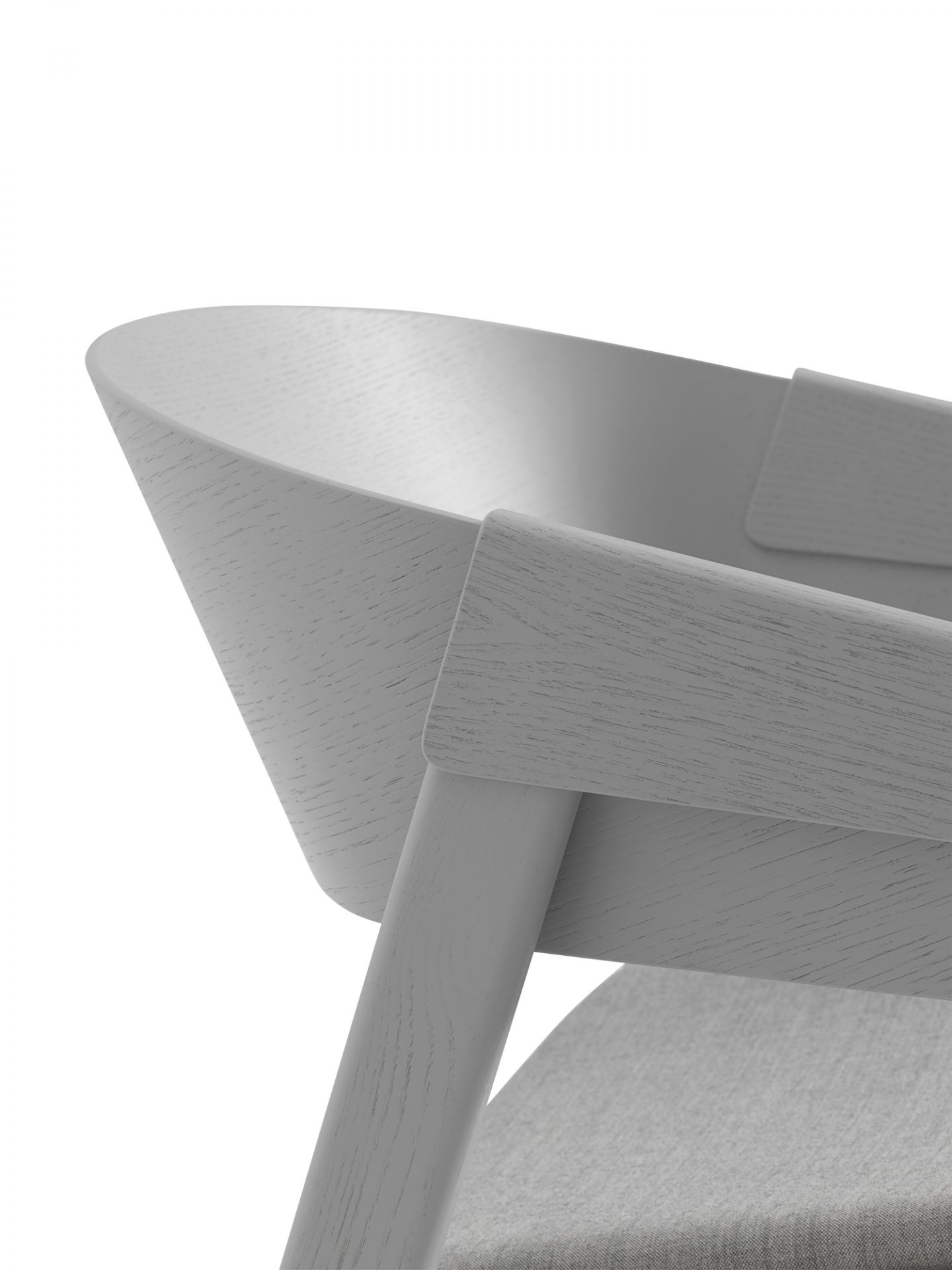 Detailaufnahme des Muuto Cover Lounge Chair Stuhls in Grau, mit Holzstruktur und Stoffbezug.
