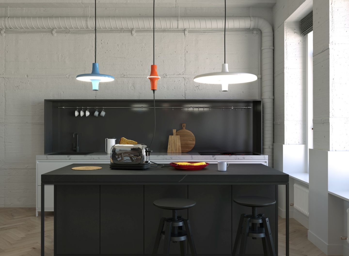 Avro Hängeleuchte schwarz von Martinelli Luce über Kücheninsel. Moderne Pendelleuchten in Blau, Orange, Weiß.
