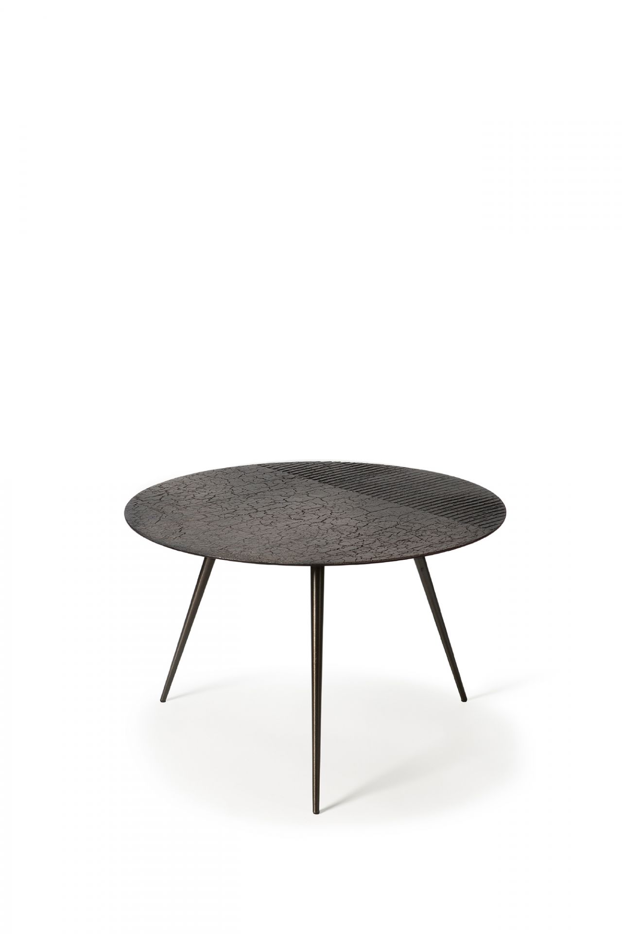 Runder Luna Couchtisch im Lava-Design von Ethnicraft mit drei filigranen Beinen.