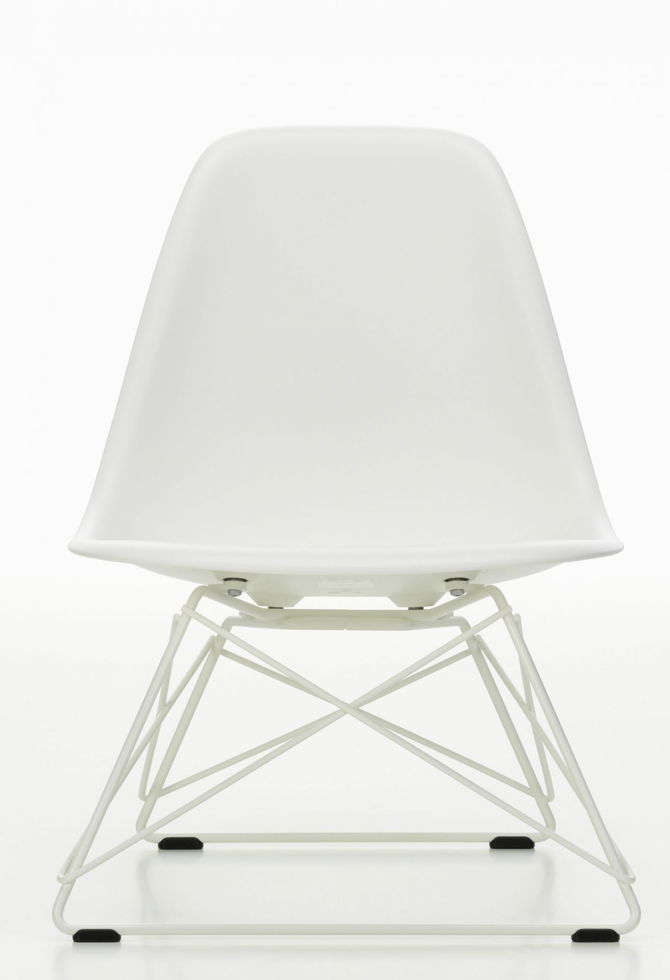 Frontansicht des weißen Eames Plastic Side Chair LSR Stuhls von Vitra mit verchromtem Drahtgestell.