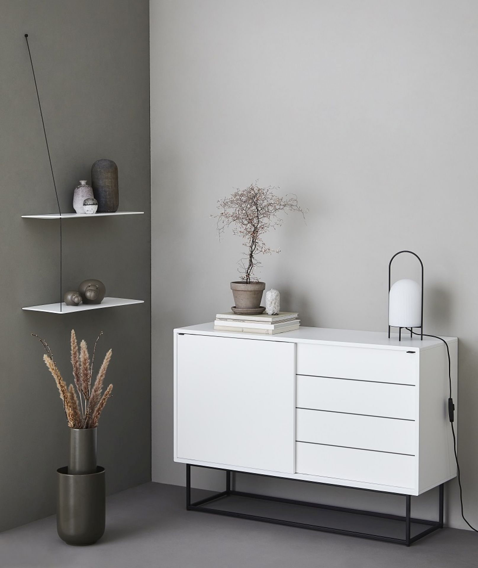 Stedge Wandregal, 60 cm breit, von Woud in eiche weiss pigmentiert an grauer Wand.