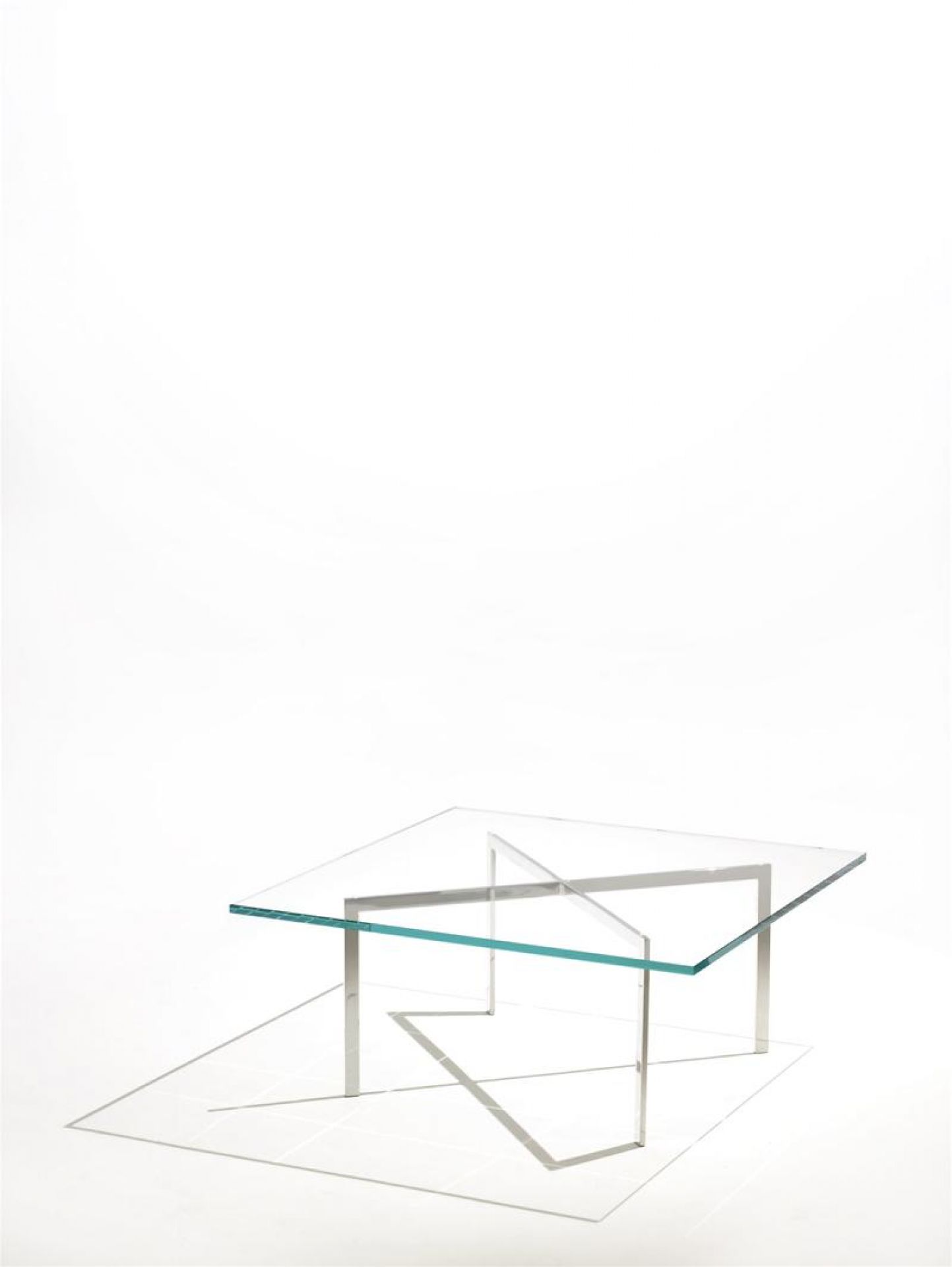 Barcelona Couchtisch von Knoll International mit Glasplatte und Stahlgestell auf weißem Hintergrund.