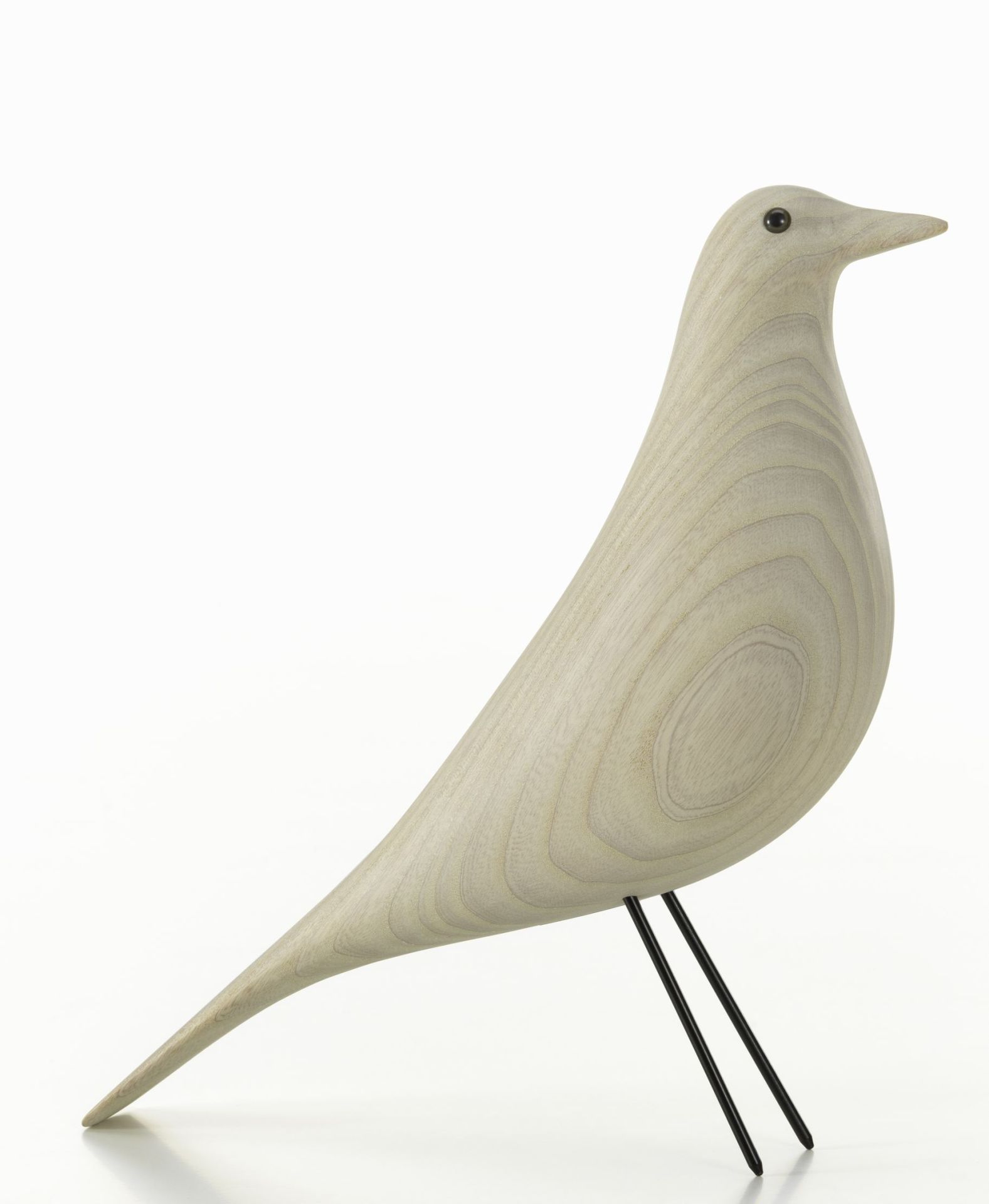 Eames House Bird Skulptur aus Esche, weiß geölt, von Vitra, modernes Wohnaccessoire.