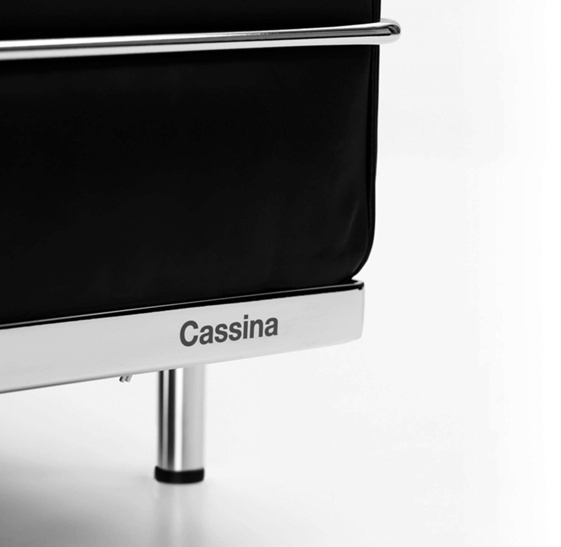 Detailaufnahme des Cassina Grand Confort Sessels mit schwarzem Leder und verchromtem Stahlgestell.