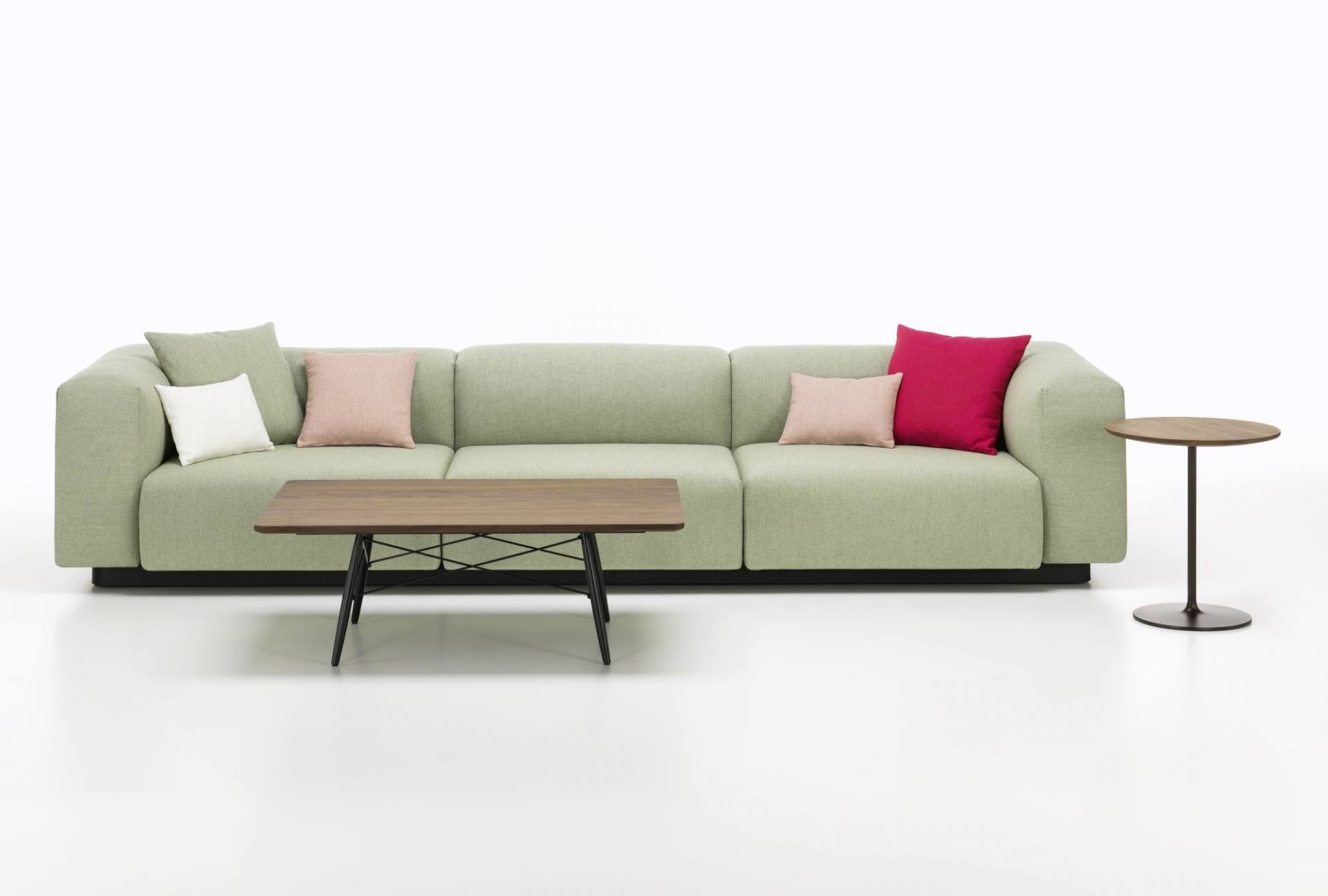Vitra Soft Modular Sofa Dreisitzer in Hellgrün mit Kissen und Holztischen auf weißem Hintergrund.
