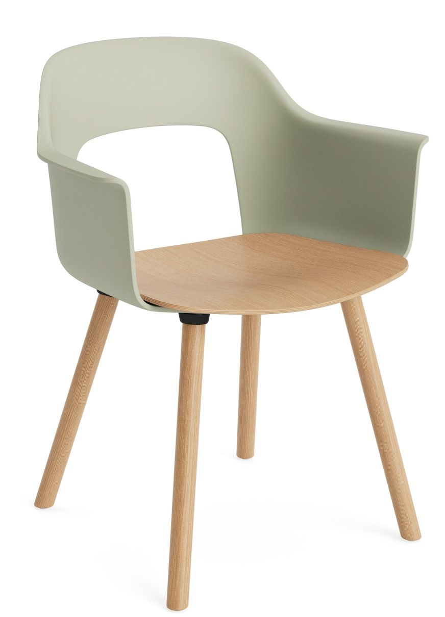 Layout Armchair 222 von Hay: Moderner Armlehnstuhl in Grün mit Holzbeinen und Sitzfläche aus hellem Holz.