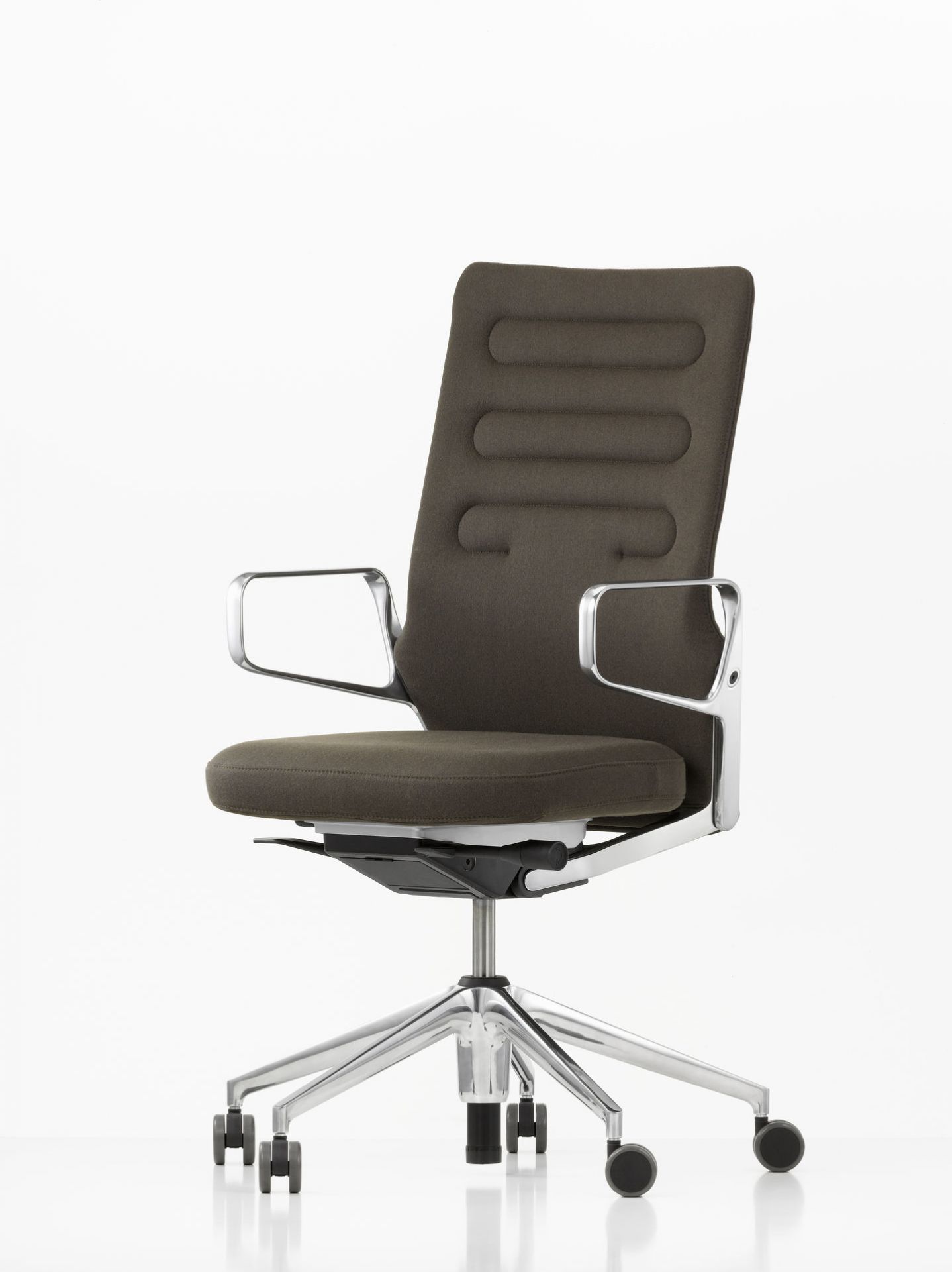 AC5 Work Bürodrehstuhl von Vitra mit braunem Stoffbezug und verstellbarer Lumbalstütze für ergonomisches Sitzen.