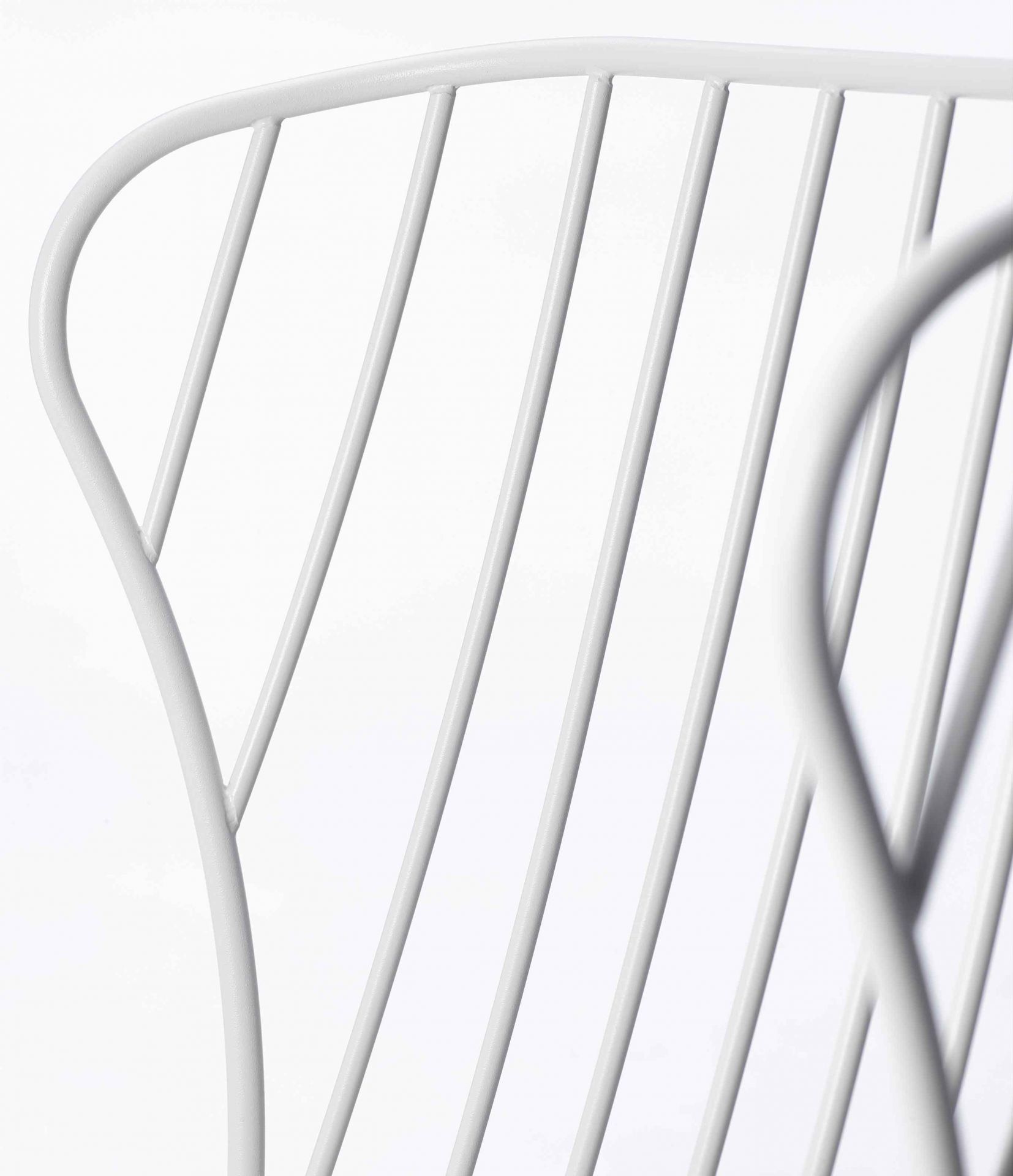 Detailaufnahme der Rückenlehne des weißen Leyasol Lounge Chair Outdoor Stuhls von Freifrau Manufaktur.