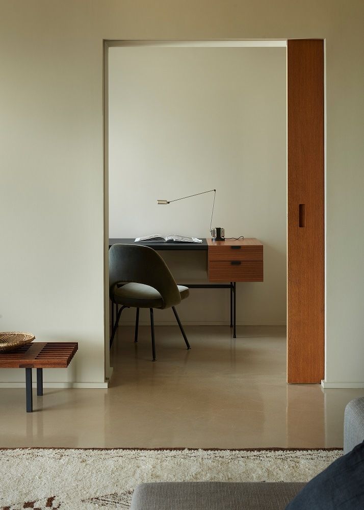 Schreibtisch mit Daphine LED Leuchte von Lumina, minimalistisches Design, modernes Arbeitszimmer mit Holzdetails.