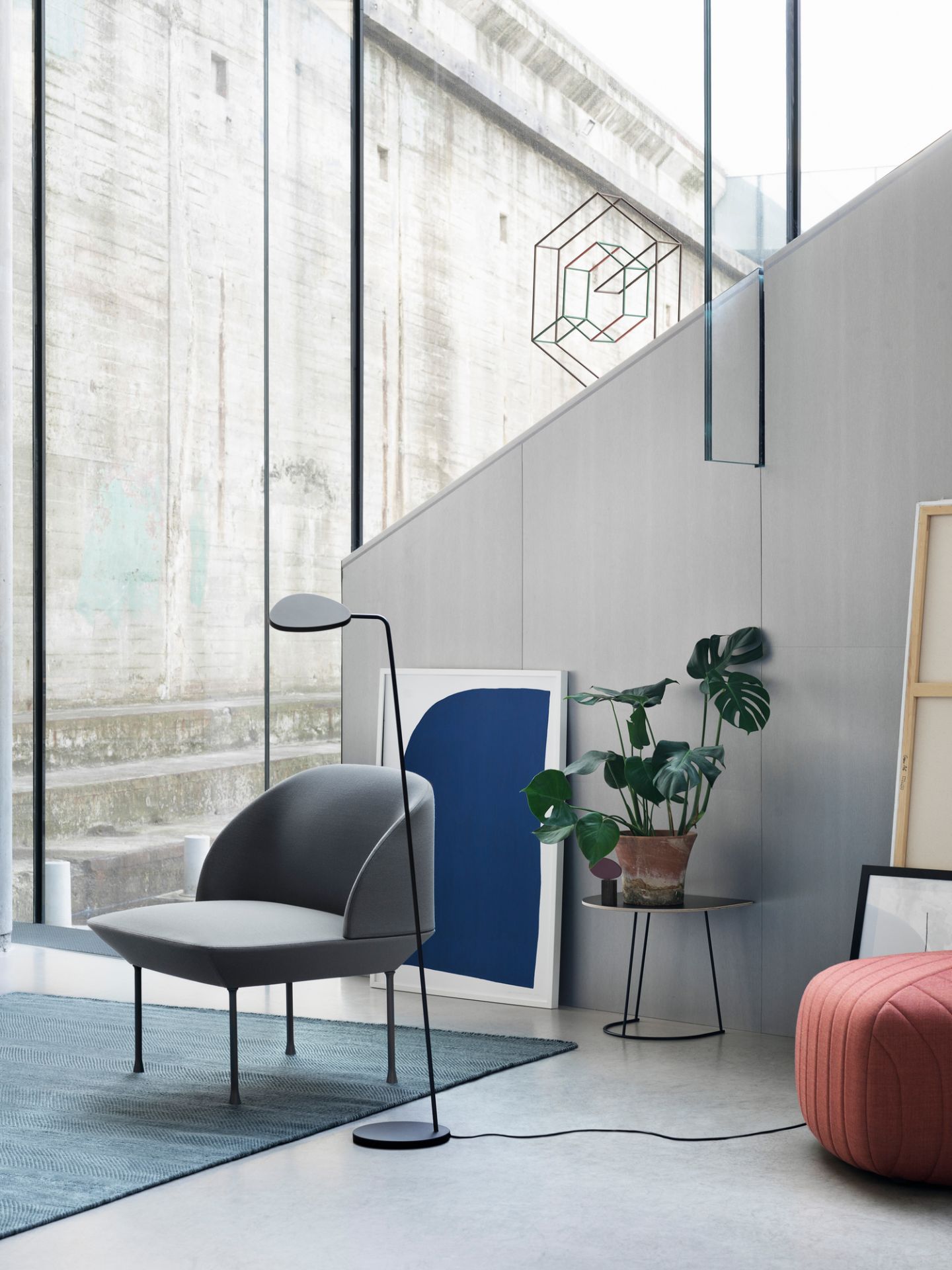 Heller Raum mit Muuto Airy Coffee Table Beistelltisch, Sessel, Stehlampe und Zimmerpflanze für modernes Wohnambiente.