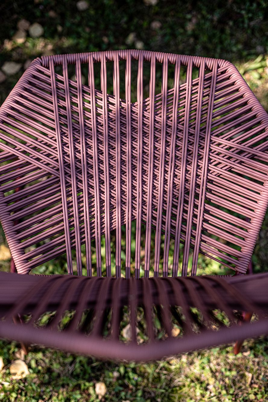 Nahaufnahme des Tropicalia Outdoor Stuhls von Moroso, Polymer-Design mit geflochtenen Schnüren in Pflaume.