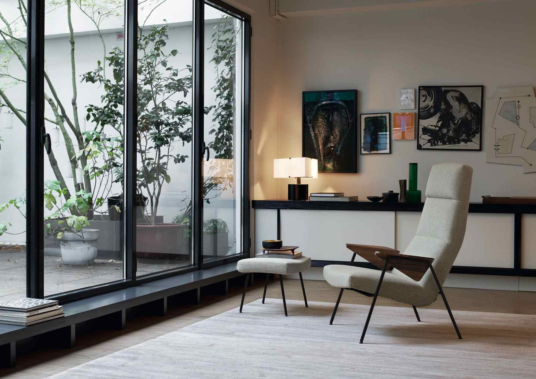 Walter Knoll Sessel 367/368 Votteler Chair in hellem Stoffbezug und Holzarmlehnen, modernes Wohnzimmerambiente.