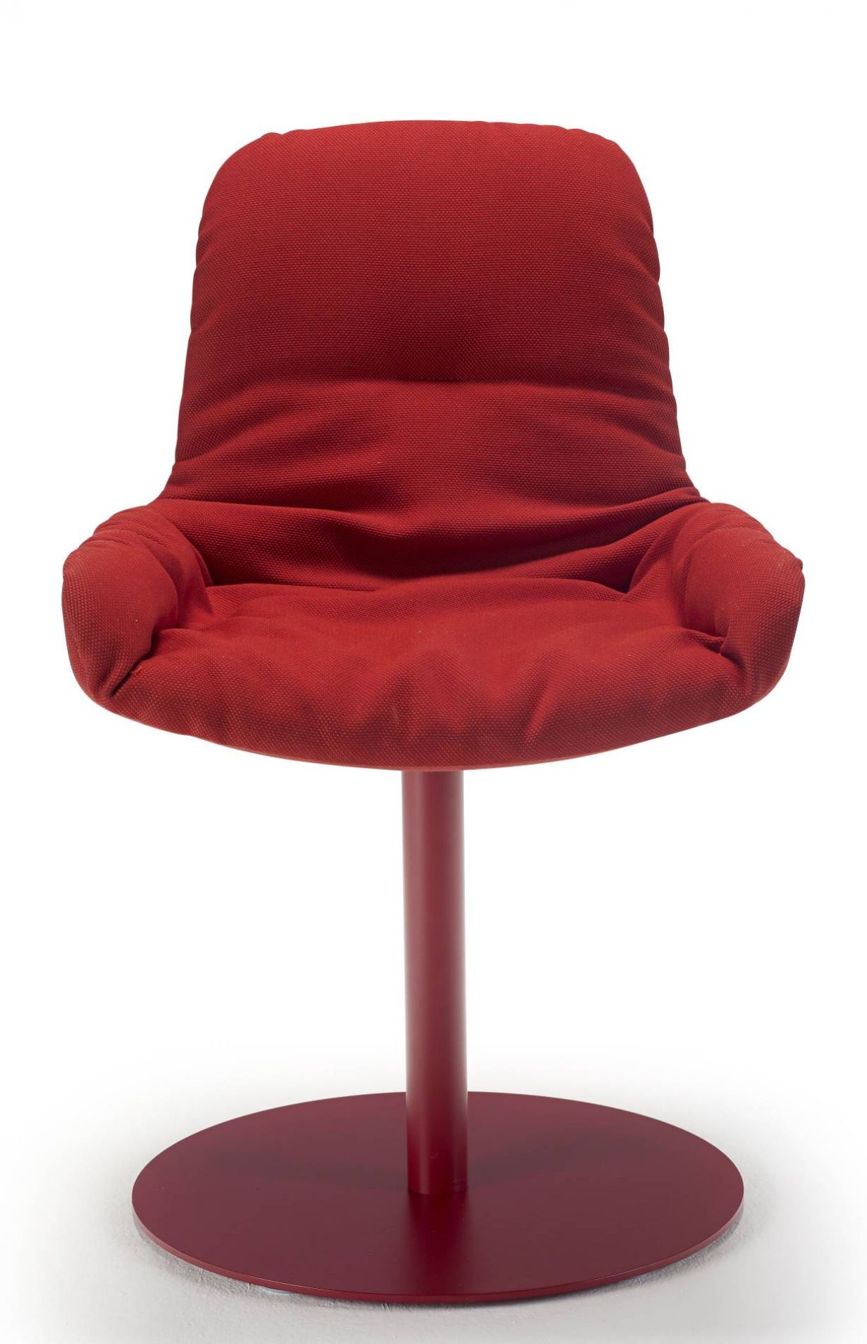 Roter Leya Stuhl von Freifrau Manufaktur mit niedriger Armlehne und rundem Fuß, Stoffbezug.