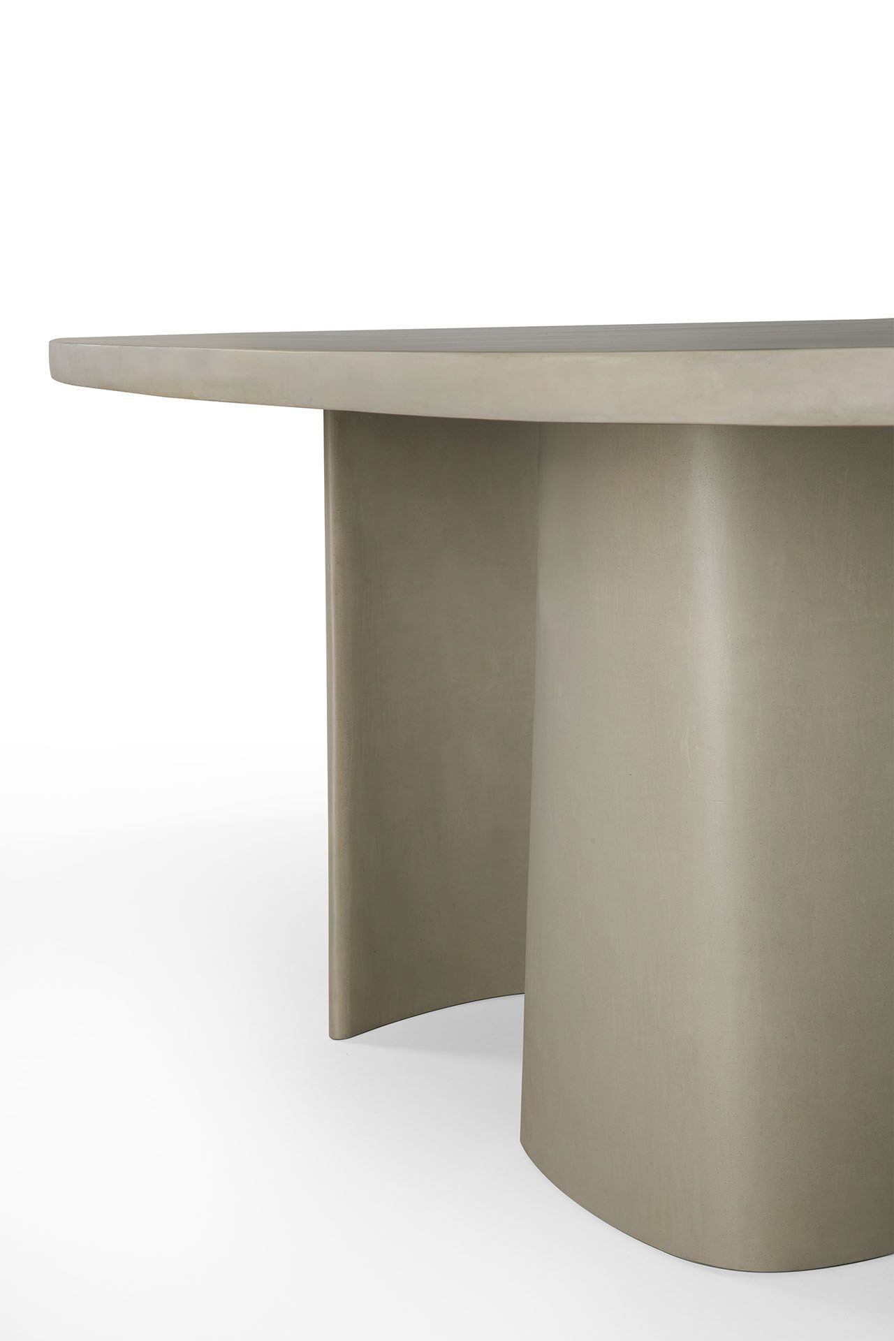 Detailaufnahme des Canyon Outdoor Esstischs von Ethnicraft, moderner Betontisch mit abgerundeten Formen für den Garten.