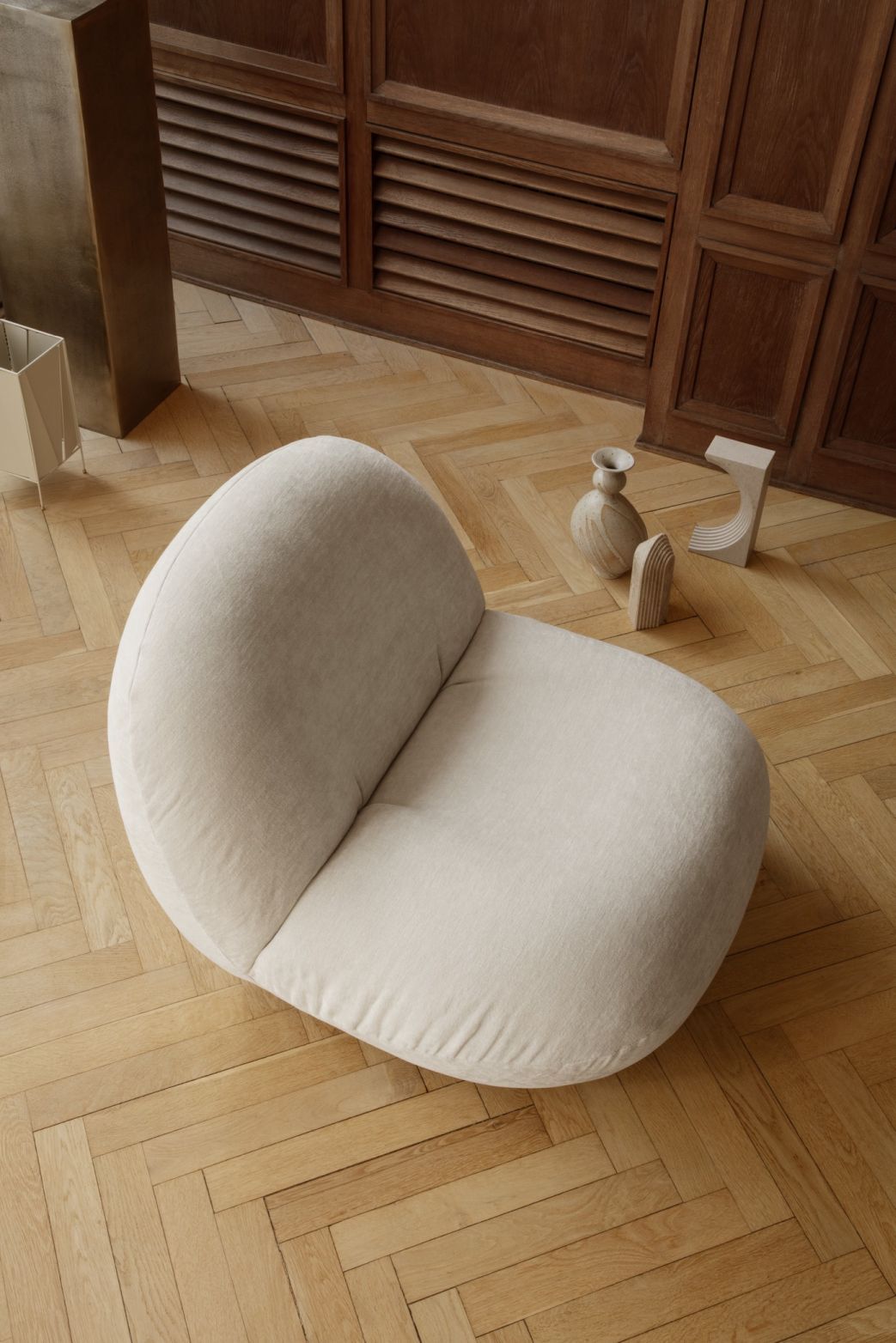 Elfenbeinfarbener Pacha Lounge Chair Sessel von Gubi mit Drehfuß auf Parkettboden. Designmöbel für Wohnzimmer.