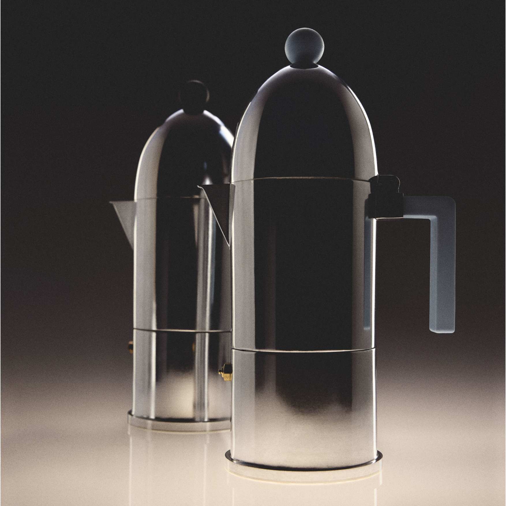 Zwei Alessi Espressokocher La Cupola aus poliertem Aluminium mit hellblauem Griff und Knauf.
