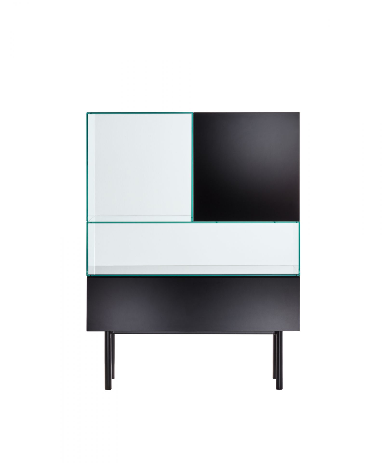 Tecta Vitrine S4-2 mit Glasböden und schwarzen Elementen, modernes Design für Wohnzimmer und Esszimmer.