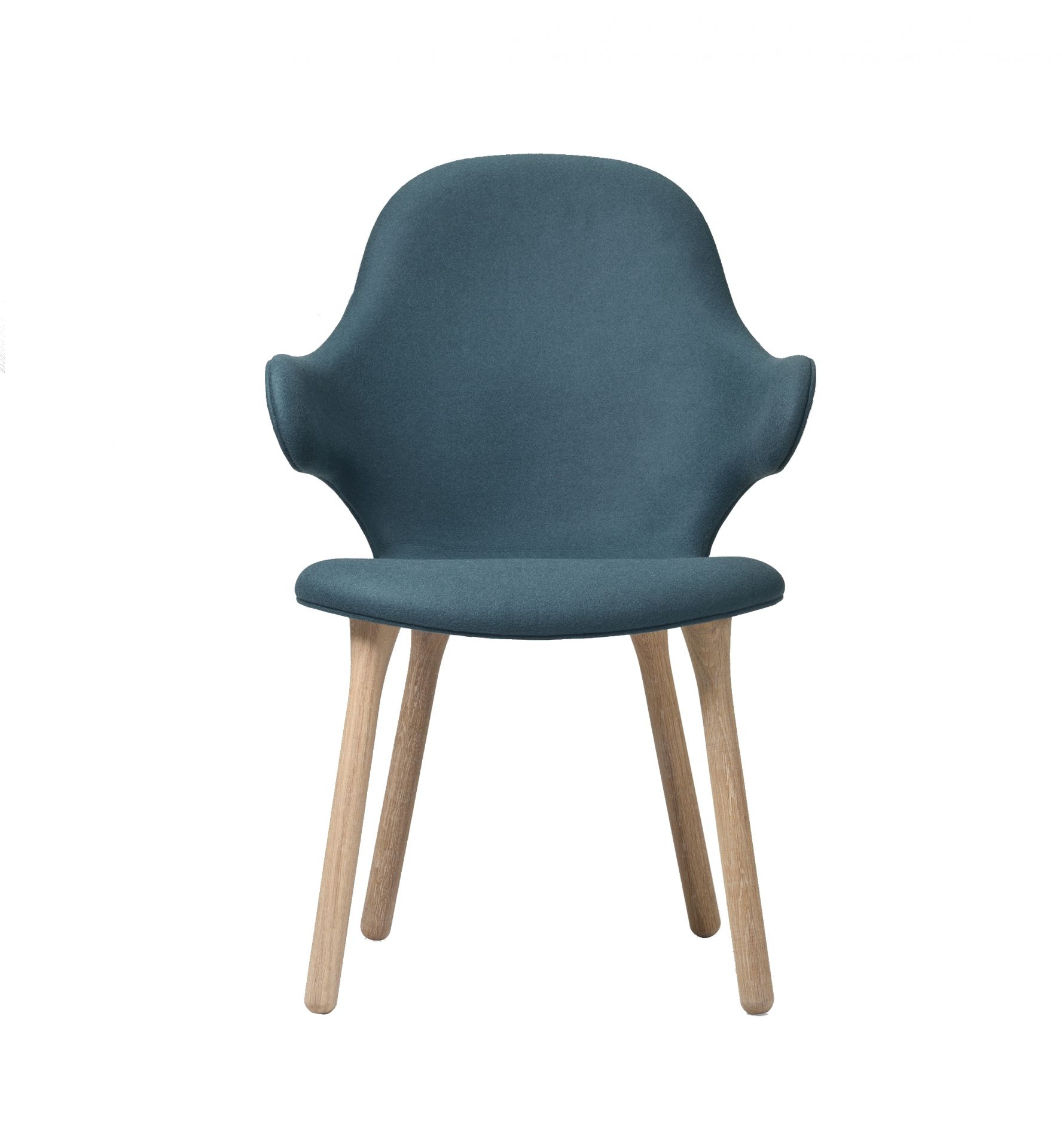 AndTradition Catch Chair mit Armlehnen in Blau und hellen Holzbeinen. Design Stuhl.