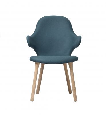 AndTradition Catch Chair mit Armlehnen in Blau und hellen Holzbeinen. Design Stuhl.