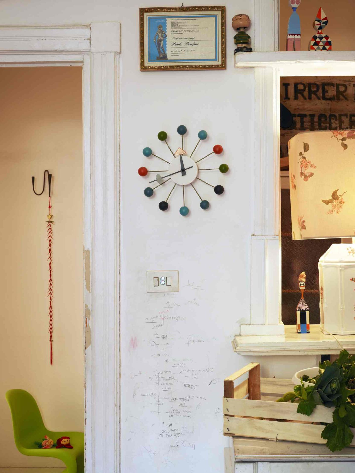 Mehrfarbige Ball Clock Wanduhr von Vitra als Einzelstück an einer dekorierten Wand.