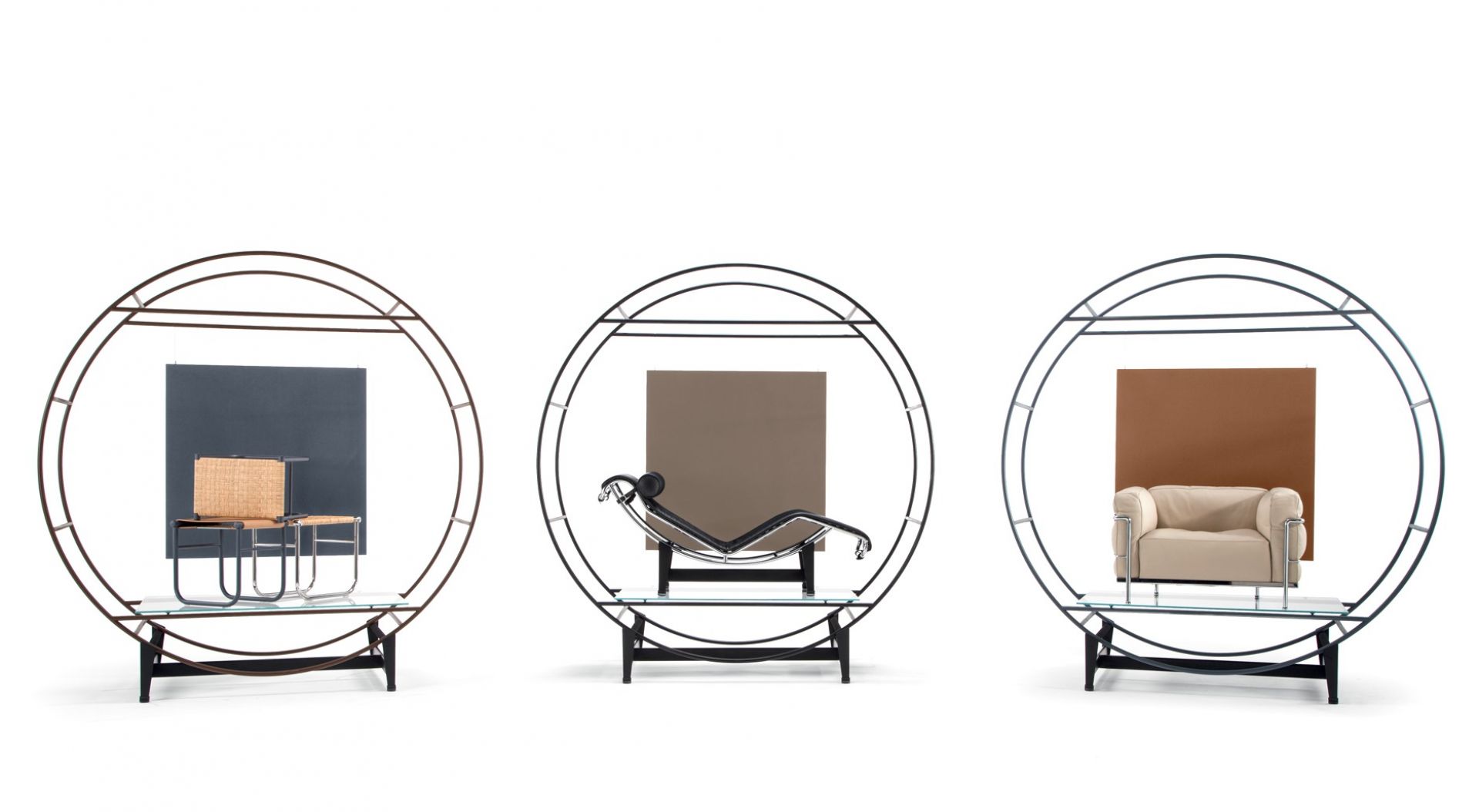 Drei Designermöbel in runden Rahmen, darunter eine Chaise Longue aus schwarzem Leder.