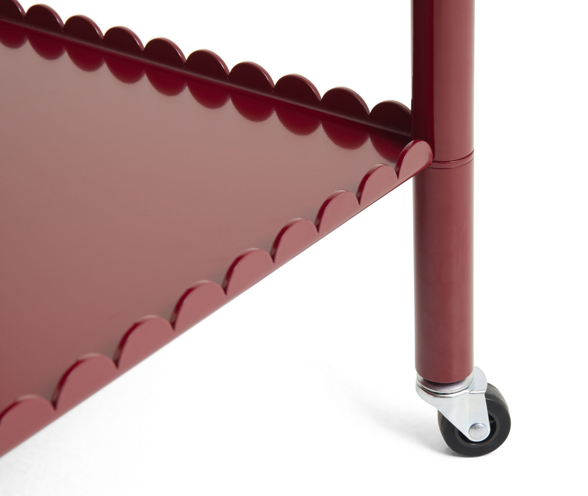 Detailaufnahme: Roter Arcs Servierwagen von Hay mit abgerundeten Kanten und Rollen.