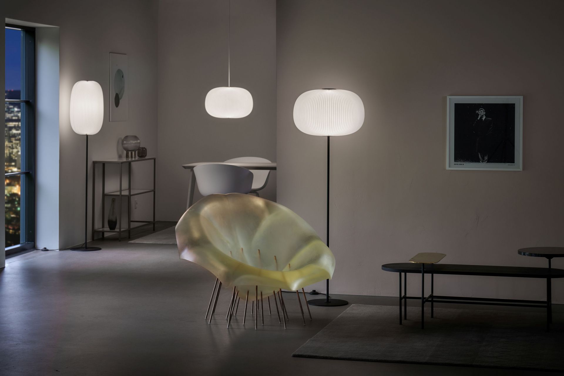 Wohnzimmer mit Le Klint Lamella Stehleuchten und Pendelleuchte, skandinavisches Design, warmes Licht.