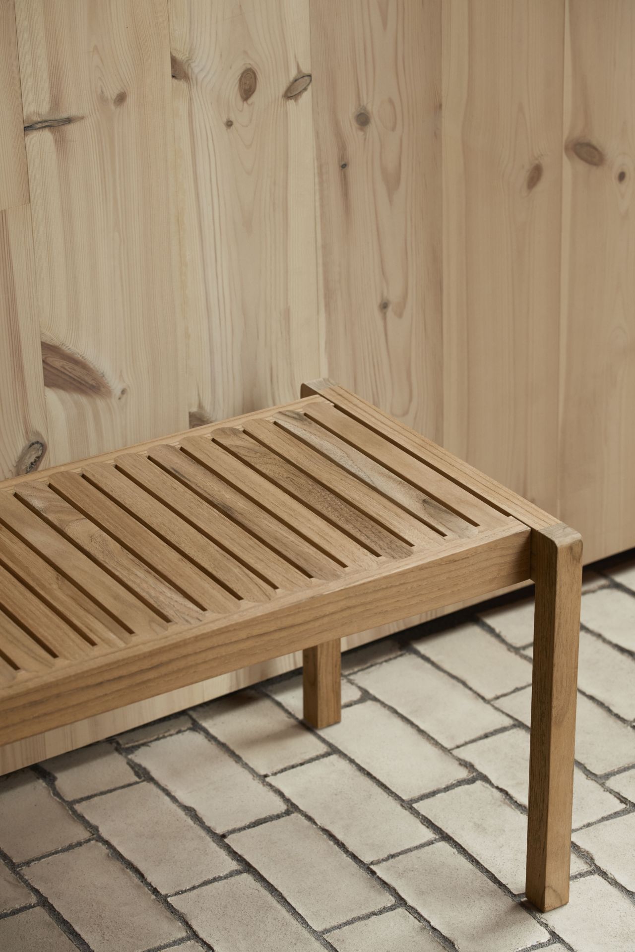 Carl Hansen & Søn AH912 Outdoor Bank aus Teakholz, ideal für Garten und Terrasse.