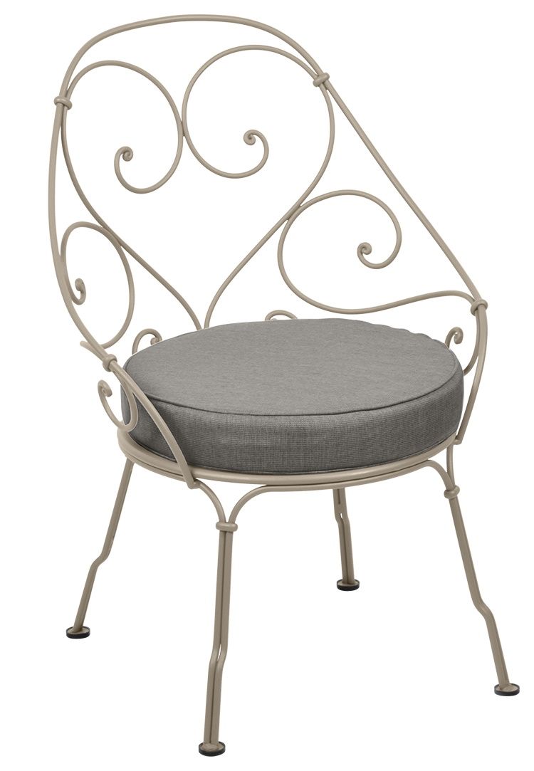 Fermob 1900 Sessel Cabriolet für den Außenbereich, Metallstuhl mit grauer Sitzauflage, Gartenmöbel im Vintage-Stil.