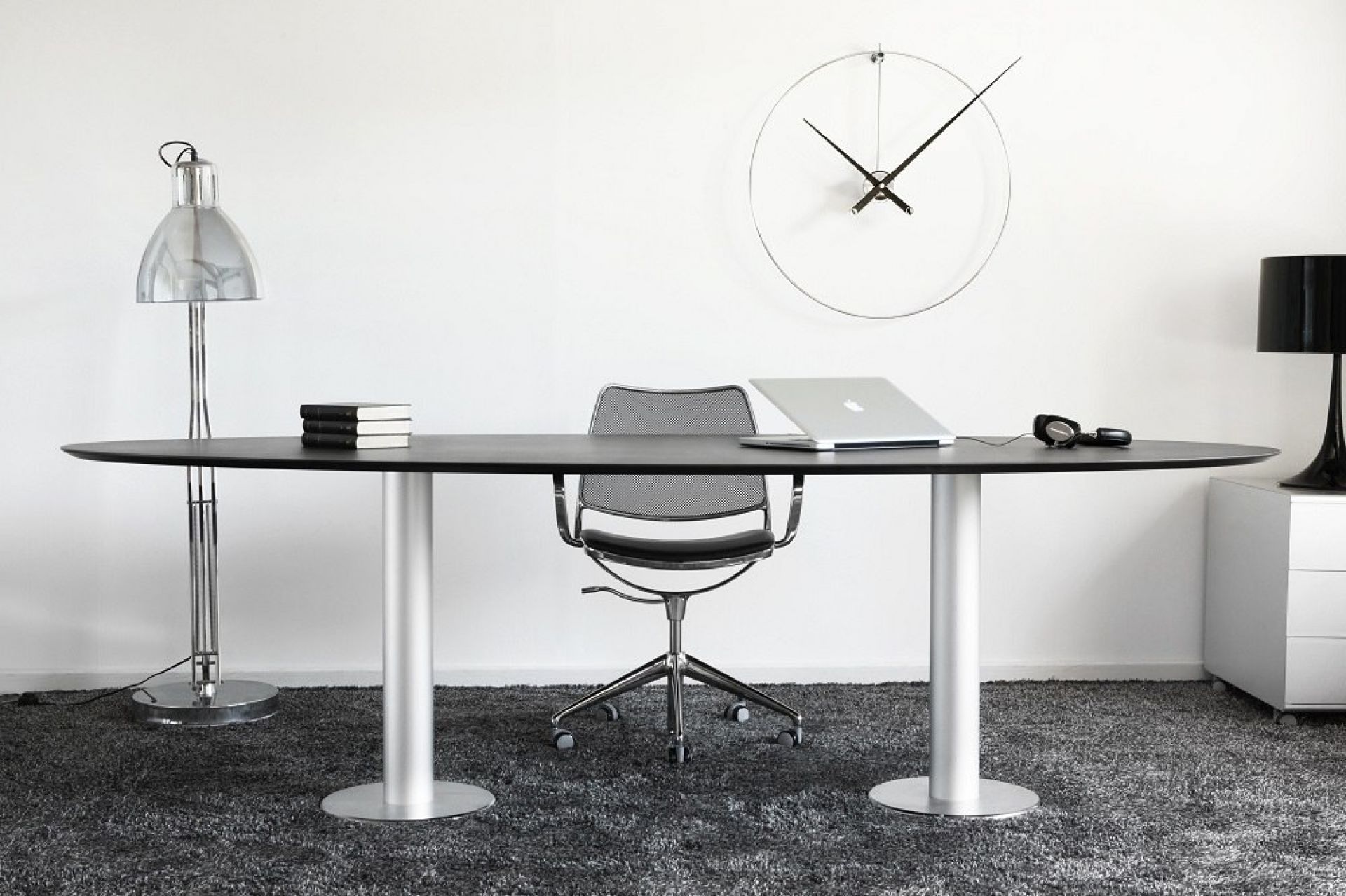 New Anda Clock Wanduhr von Nomon an einer weißen Wand über einem Schreibtisch.