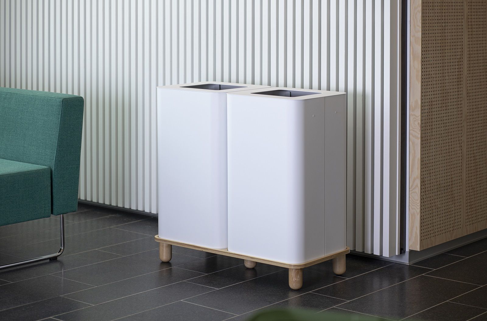 Arkad Bin Mülleimer von Mizetto für die Mülltrennung, modernes Design in Weiß mit Holzfüßen.