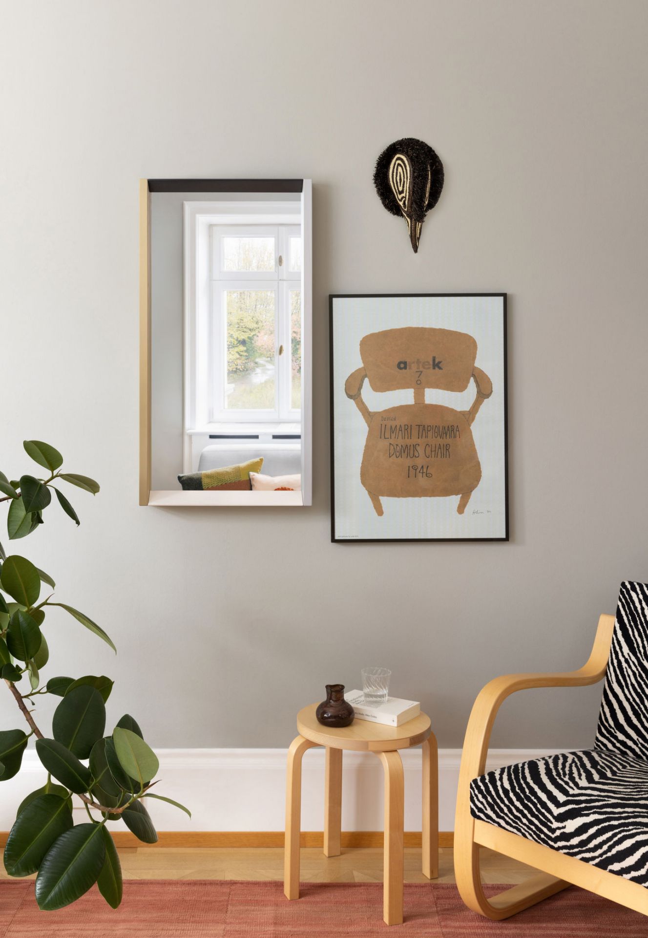 Detailaufnahme eines Vitra Colour Frame Spiegels mit Ablage in modernem Interieur. Design Spiegel für Wohnraum.