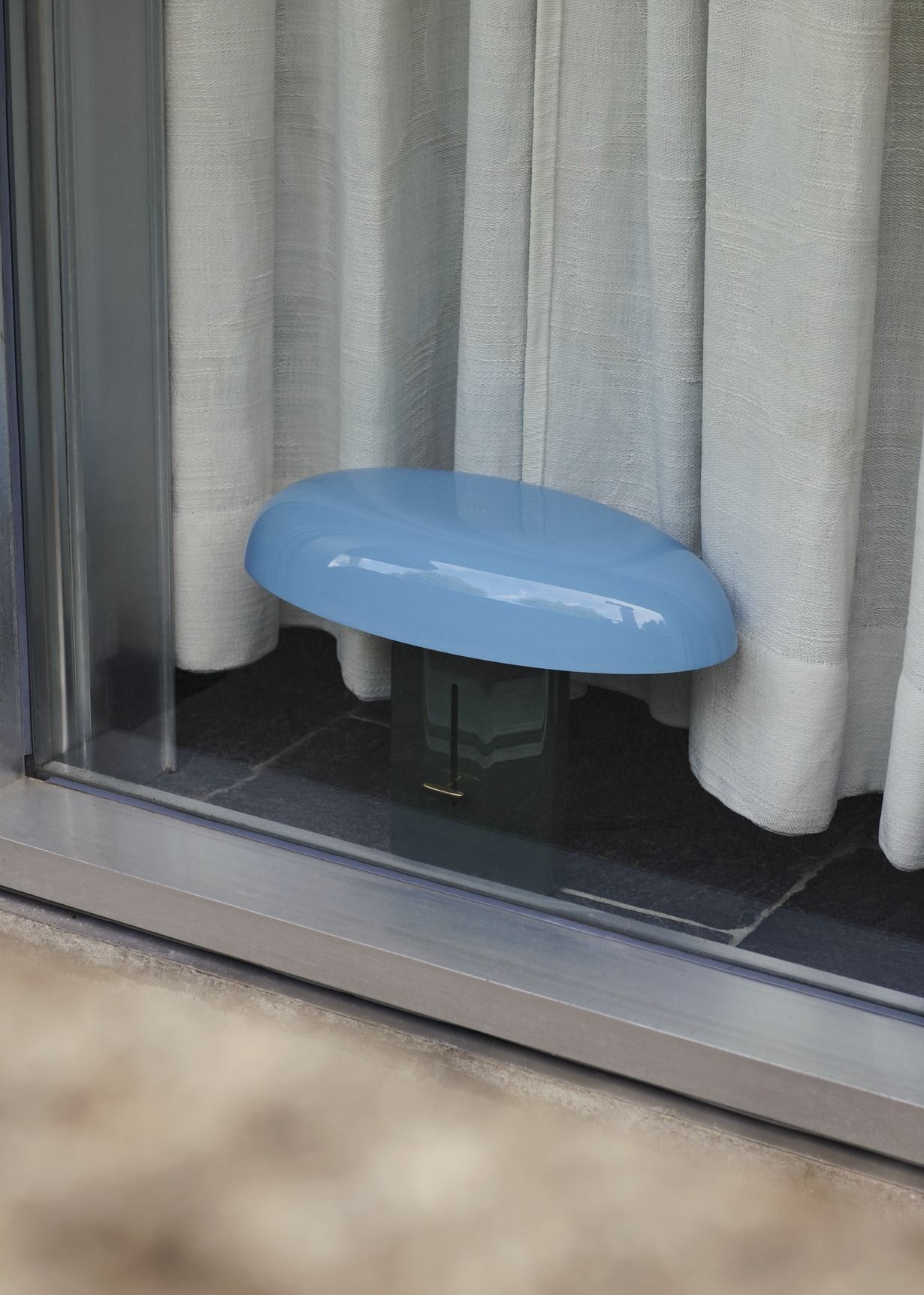 Nahaufnahme der Montera Tischleuchte JH42 von AndTradition in blau, modernes Design.