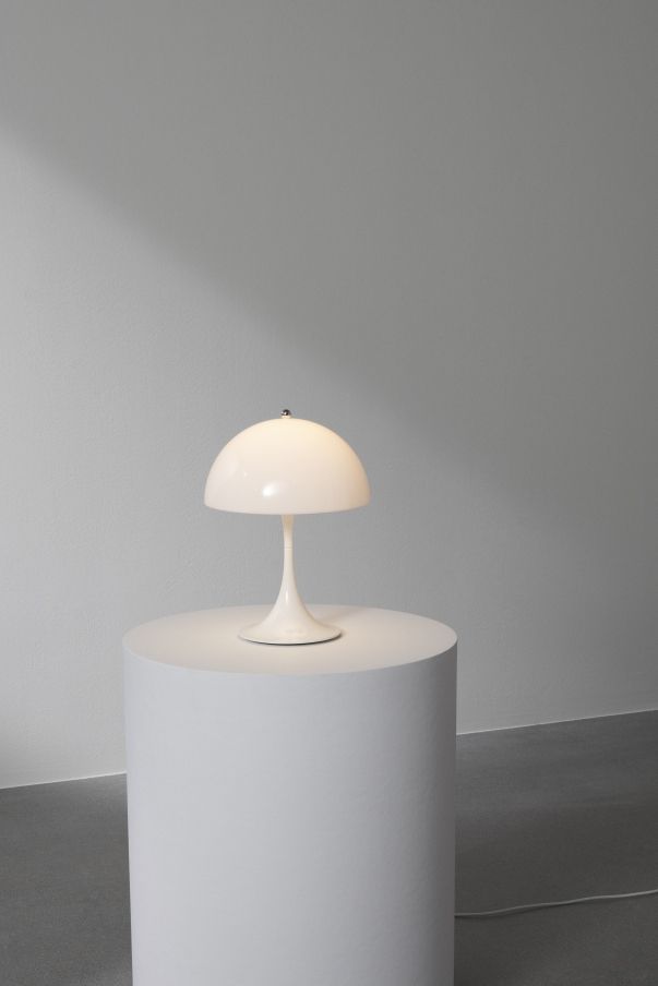 Panthella 250 Portable LED-Tischleuchte von Louis Poulsen in Opal, ideal für Innen- und Außenbereich.