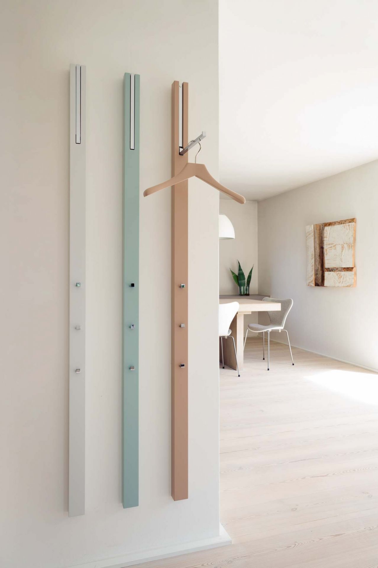 Schönbuch 0112. Garderobenpaneel in Weiß, Grün und Rosa mit Kleiderbügel, moderne Wandgarderobe für Flur und Diele.